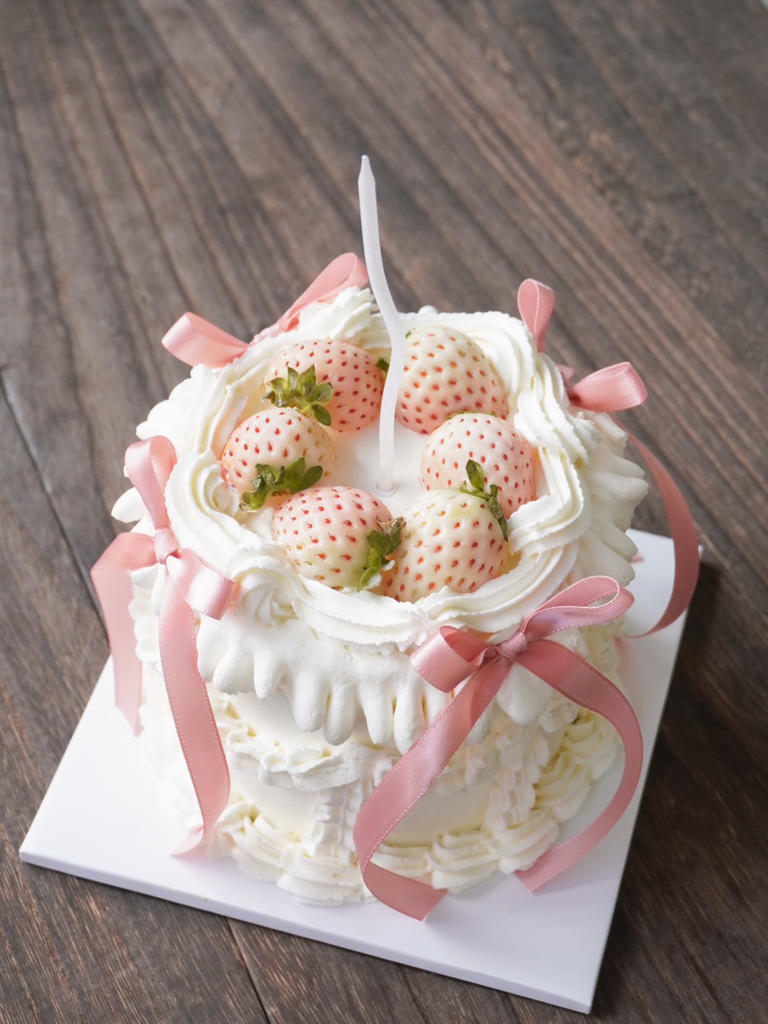 雪兔白草莓擠花緞帶蛋糕